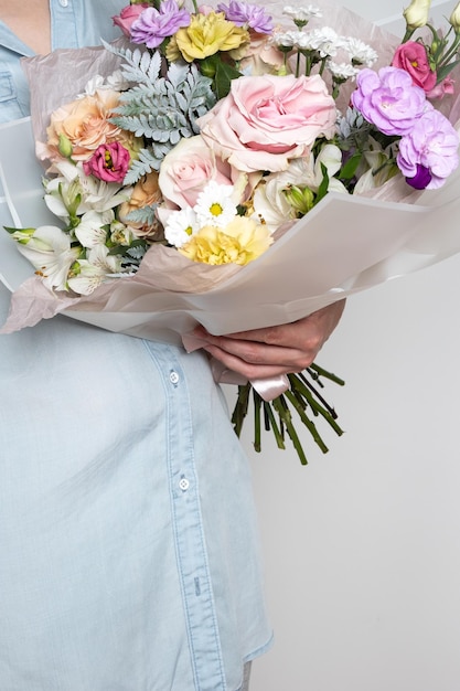 Mains tenant un bouquet de belles fleurs Photo tonique Sans visage