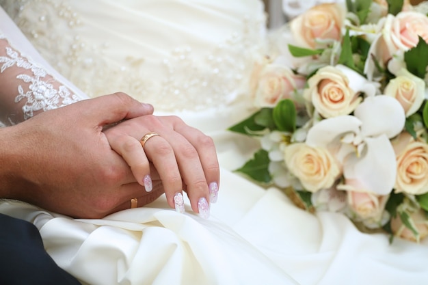 Mains tenant et un bouquet