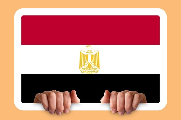 Photo des mains tenant un cadre blanc avec le drapeau égyptien protestent contre les problèmes sociaux le jour de l'indépendance d'égypte