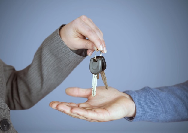 Mains tenant la clé devant la vignette