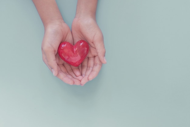 Mains tenant un coeur rouge, journée mondiale du cœur, journée mondiale de la santé