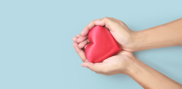 Mains tenant un concept de don de santé cardiaque coeur rouge