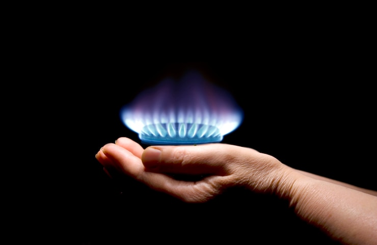Photo mains tenant un gaz de flamme