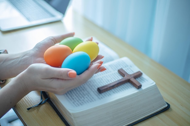 Mains tenant des oeufs de pâques colorés concept chrétien