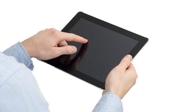 Mains tenant la tablette tactile