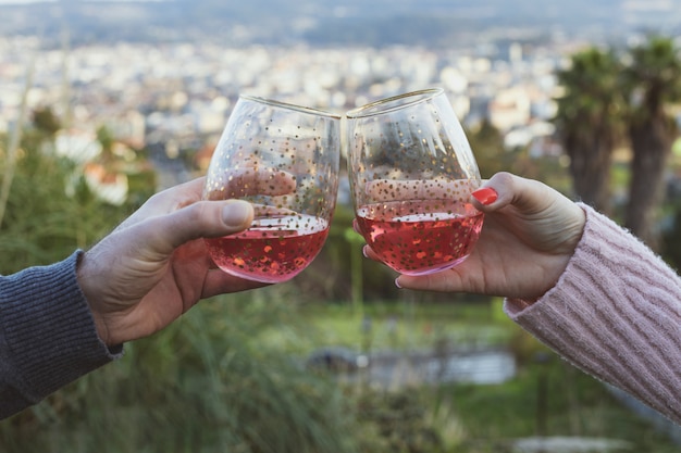 Mains tenant des verres en verre