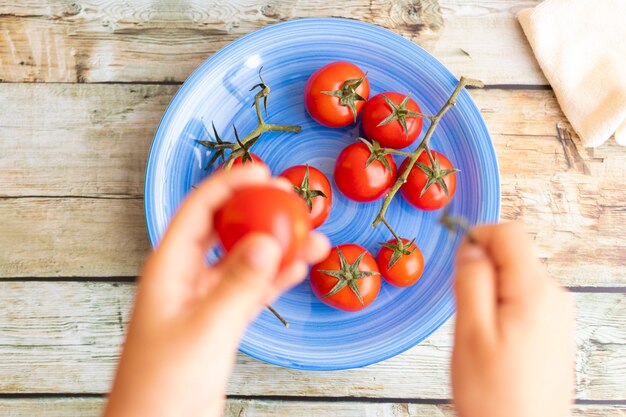 Mains, tenue, cerises, tomates