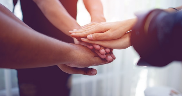 Mains de travail d'équipe S'unir avec le pouvoir Est une bonne équipe de gens qui réussissent Concept de travail d'équipe