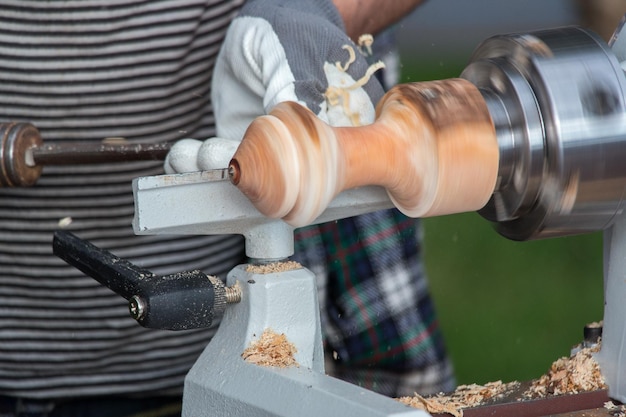 Mains travaillant le bois se bouchent