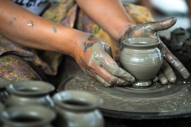 Photo mains travaillant sur la poterie