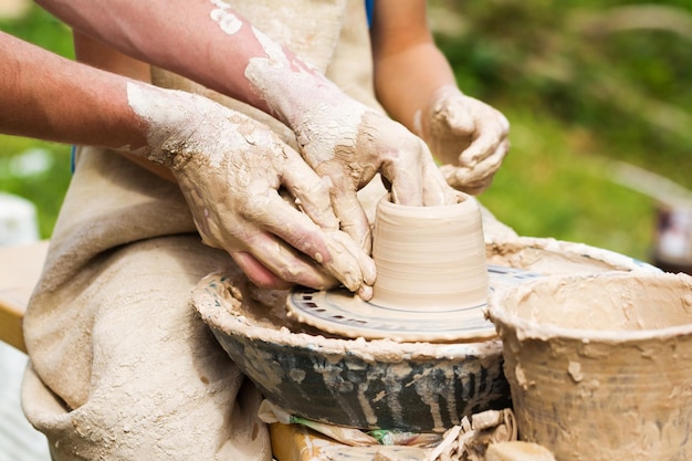 Mains travaillant sur un tour de potier