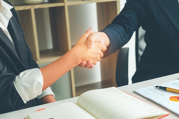 Les mains tremblantes réussissent l&#39;affaire après le grand temps présent.