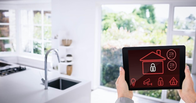 Mains utilisant l'application Smart Home dans la cuisine