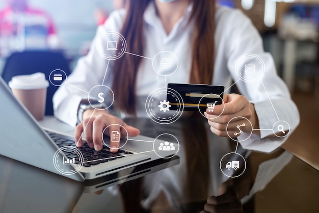Photo mains utilisant un smartphone et tenant une carte de crédit avec un diagramme d'effet de couche numérique comme concept de magasinage en ligne