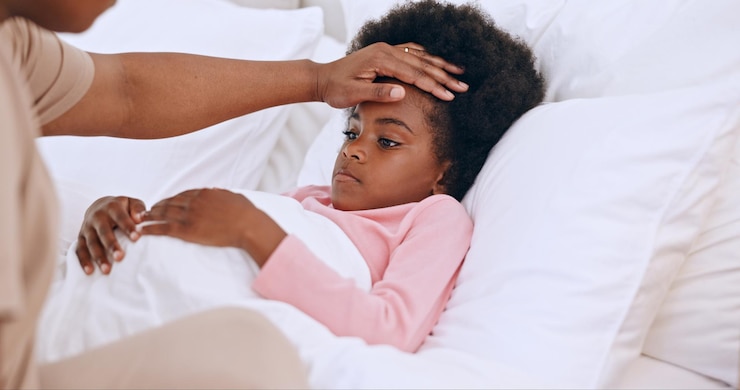 Photo les mains vérifient l'enfant malade dans la chambre à coucher température et allergies à la covid dans la maison familiale parent de près et enfant avec fièvre dans le lit touchent le front et prennent soin de la fille atteinte d'un virus du rhume et d'une maladie bactérienne