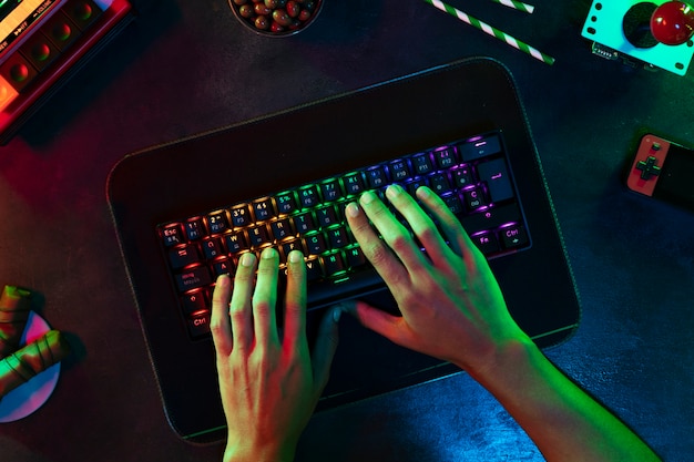 Mains vue de dessus tapant sur le clavier