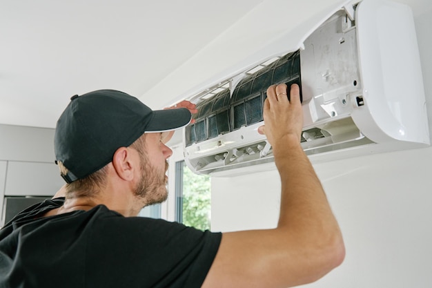 Maintenance du climatiseur Technicien réparateur du système de refroidissement