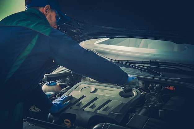 Photo maintenance des fluides de voiture