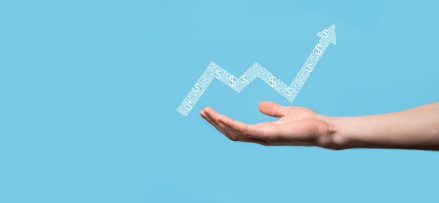 Maintenez le dessin sur le graphique croissant de l'écran, flèche de l'icône de croissance positive. pointant sur le graphique d'entreprise créatif avec des flèches vers le haut. Concept de croissance financière et commerciale.