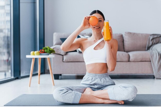 Maintient le verre avec du jus d'orange dans les mains