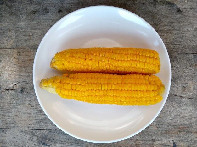 Maïs bouilli sur une assiette Cuisine culinaire indonésienne