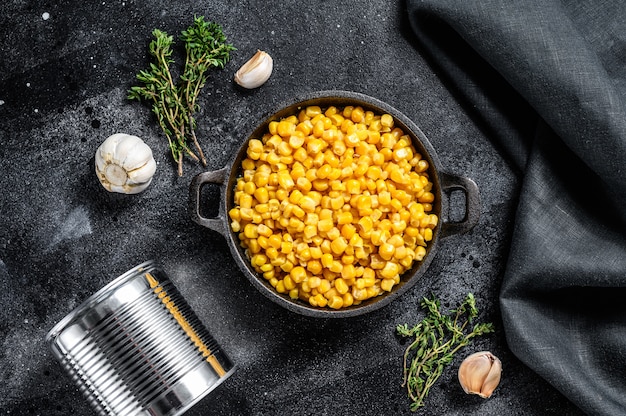 Maïs en conserve dans une casserole