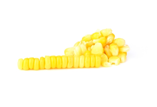 Maïs doux bouilli grains entiers sur fond blanc