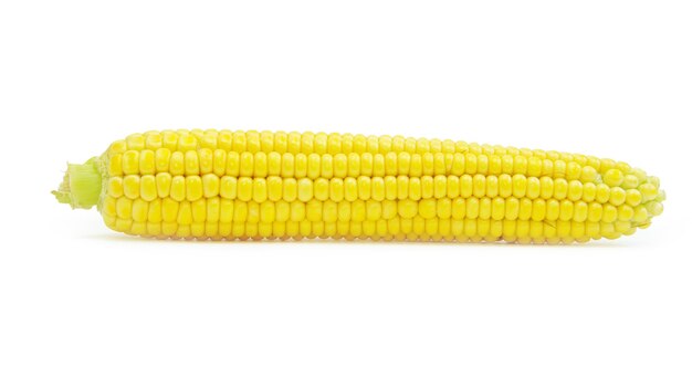 Maïs doux isolé sur fond blanc