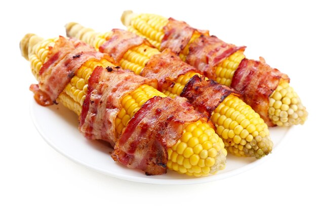 Maïs enveloppé de bacon grillé isolé sur blanc