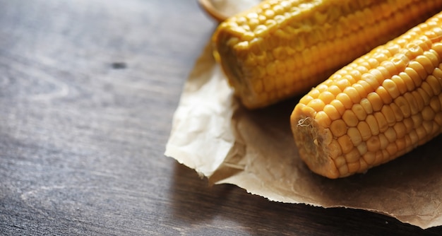 Maïs frais. Aliments naturels à partir d'épis de maïs avec du sel. Cuisine mexicaine rurale. Nourriture saine. Des épis de maïs bouillis et frits sur une table en bois sont servis avec du sel.