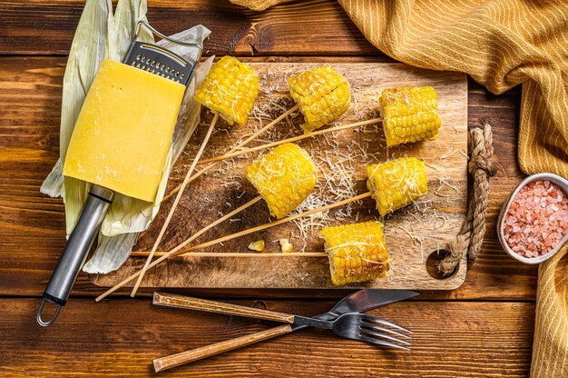 Maïs grillé avec une pincée de fromage, élotes mexicaines