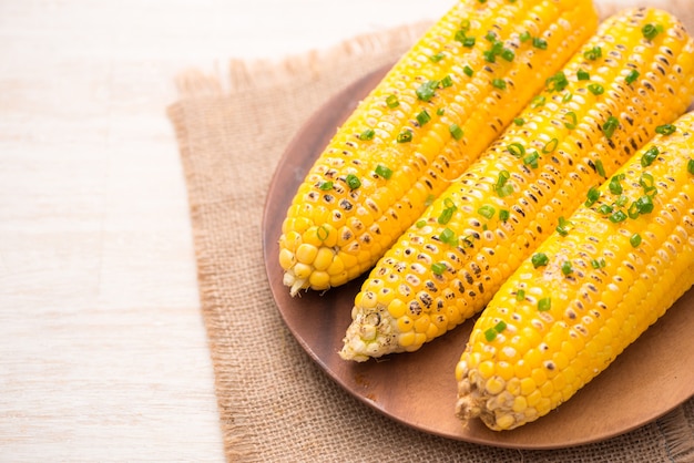 Maïs grillé sucré savoureux avec sauce à l'oignon