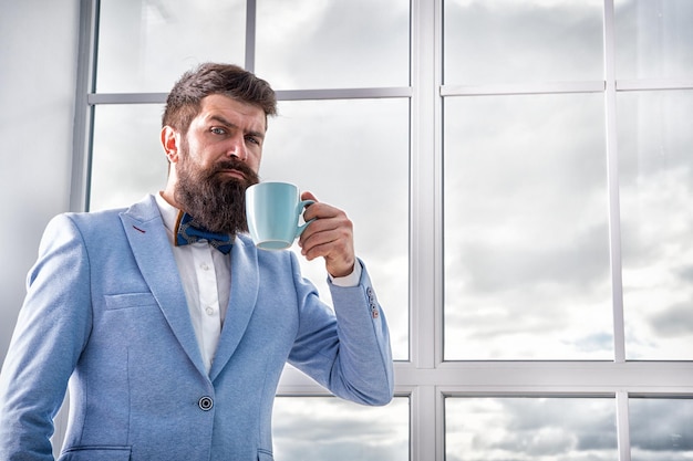 Mais premier café Homme marié buvant du café tôt le matin Début d'une belle journée Jour important dans sa vie Préparez-vous Profitez de chaque minute Hipster en smoking avec noeud papillon faisant une gorgée de café