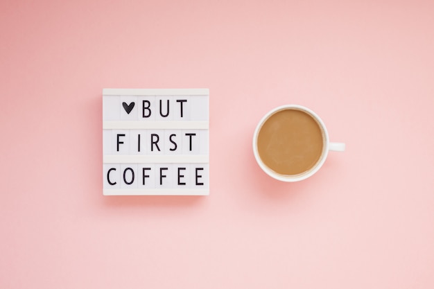 Mais premier texte de café sur la lightbox avec une tasse de café