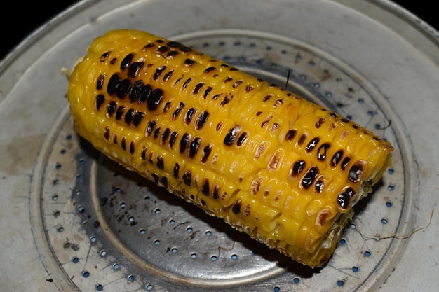 Maïs rôti de nourriture de rue traditionnelle du Myanmar ou birmane