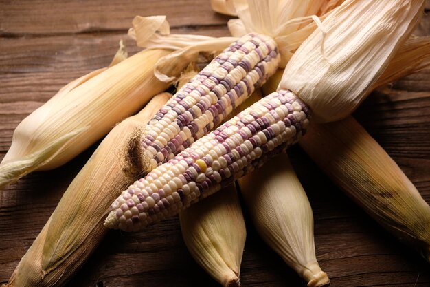 Le maïs séché sur une table en bois brun Le maïs est l'un des aliments les plus importants producteurs de glucides