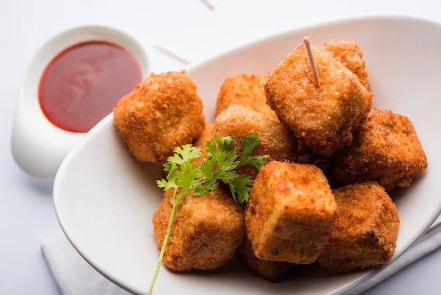 Le maïs soufflé Crispy Paneer est une collation de fête populaire et un apéritif. mise au point sélective