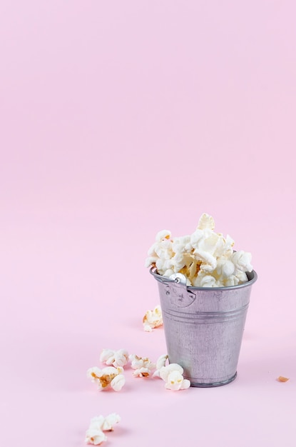 Maïs soufflé dans un seau sur rose