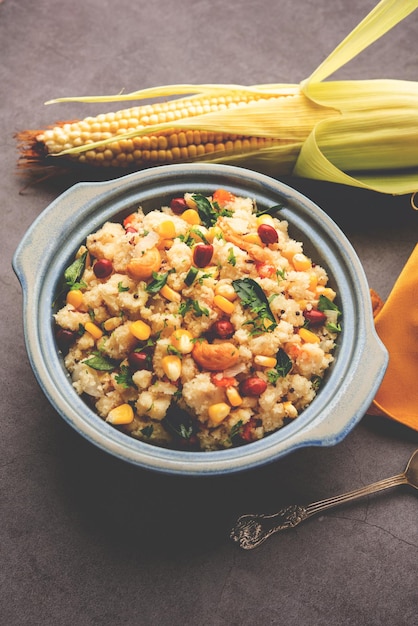 Maïs sucré Upma makai rava uppittu fait avec ou sans semoule petit-déjeuner indien sain