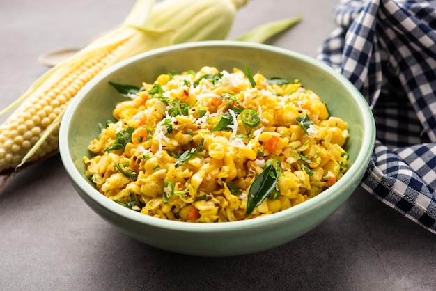 Maïs sucré Upma makai rava uppittu fait avec ou sans semoule petit-déjeuner indien sain