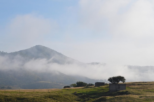 Maison abandonnée sur une colline bâtiment inachevé avec des montagnes