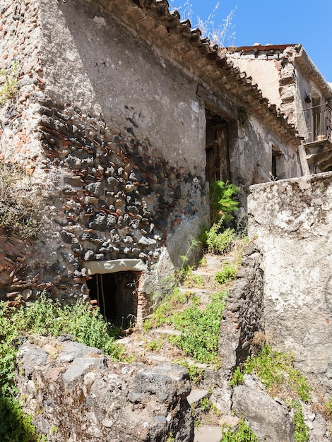 Maison abandonnée dans la ville de Francavilla di Sicilia