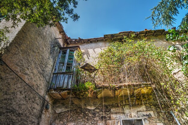 Maison abandonnée en effet de mappage de tons hdr