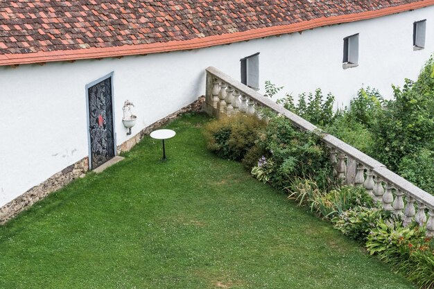 Maison d'un ancien château dans un paysage vallonné