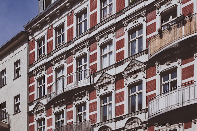 Maison ancienne à Berlin avec balcons