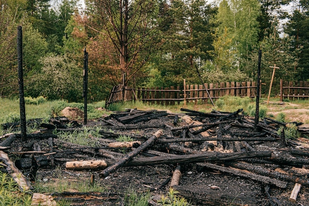 Maison ancienne campagne en bois brûlé