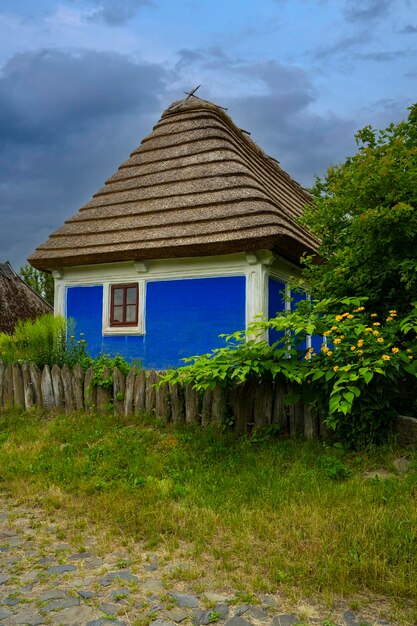 Photo maison ancienne dans la nature. campagne