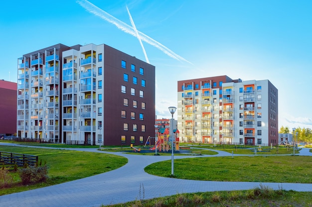 Maison d'appartements et concept de complexe de construction de maisons. Rue avec une aire de jeux pour enfants.