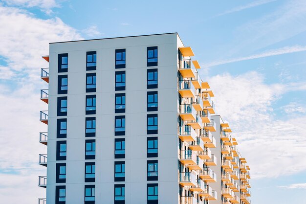 Maison d'appartements et concept immobilier d'immeuble résidentiel