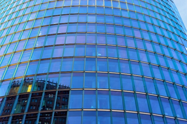 Maison d'appartements européenne moderne en verre bleu et architecture de bâtiment d'affaires en Allemagne du centre-ville allemand à Berlin en Europe.